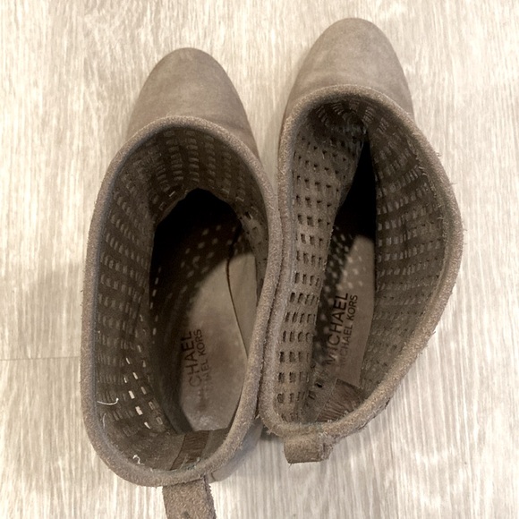 MICHAEL KORS SUEDE TAUPE TAN BOOTIES - Picture 4 of 4